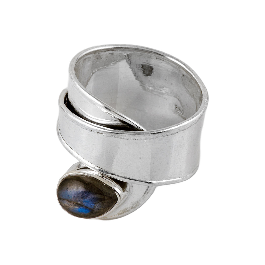 Enigmatic Elegance: 925 Sterling Silver and Labradorite Ring