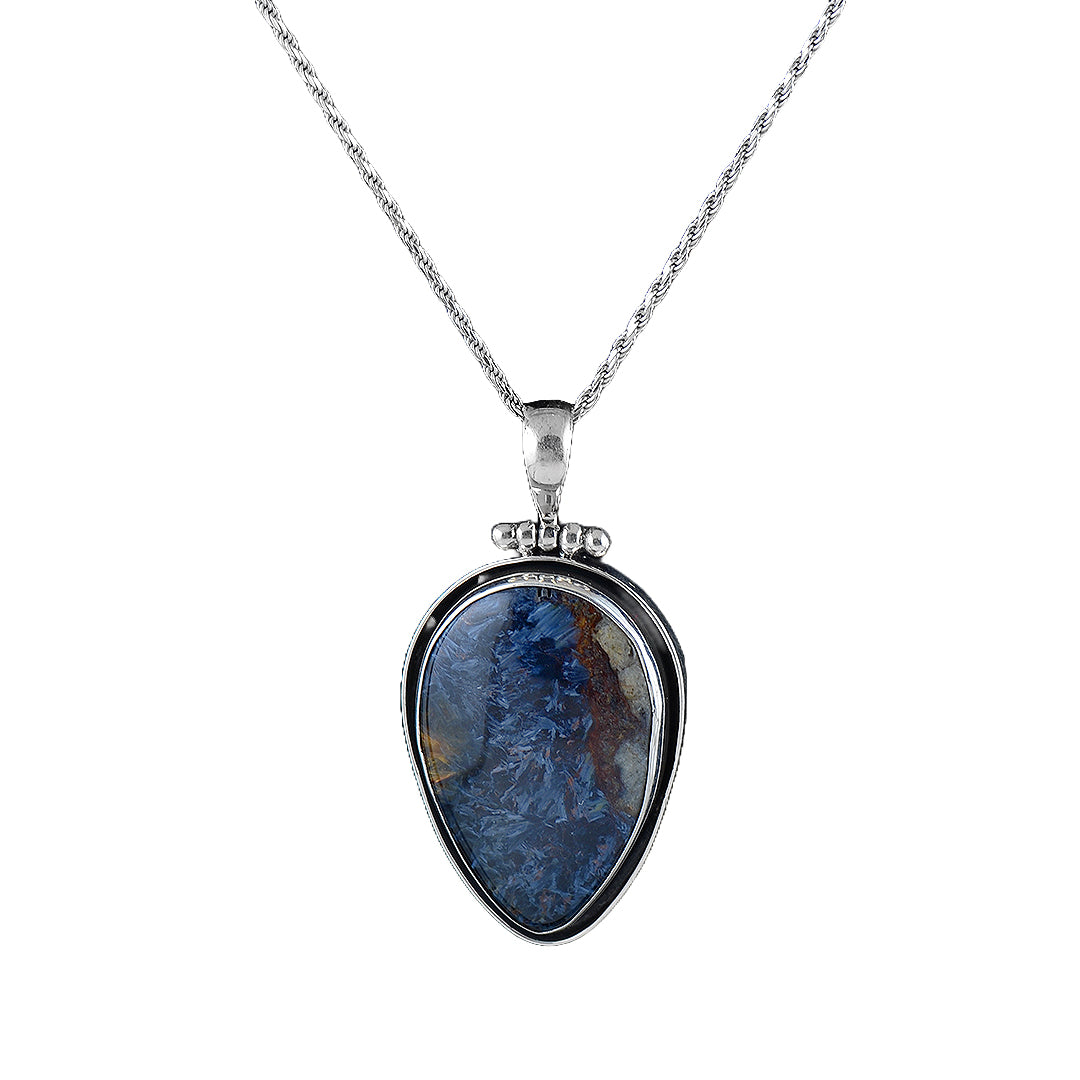 Radiant Glow: 925 Sterling Silver and Labradorite Pendant